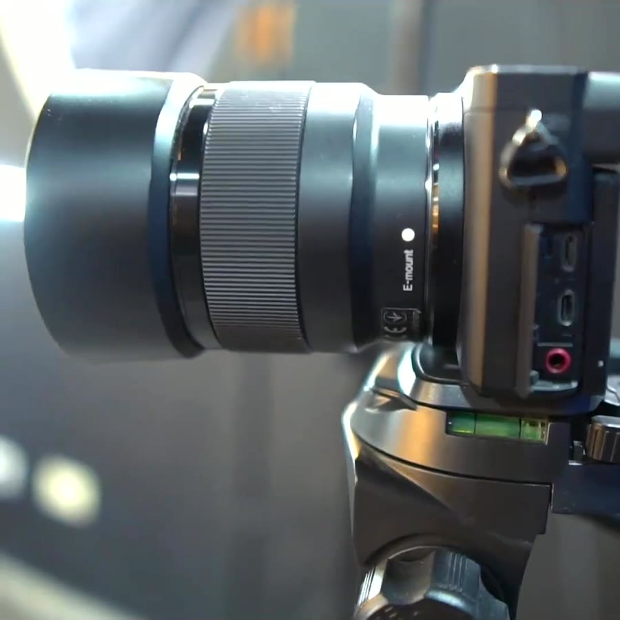 Cámara Sony α6500 con lente de 50 mm en su trípode